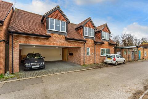 Property to rent, Station Parade, East Horsley