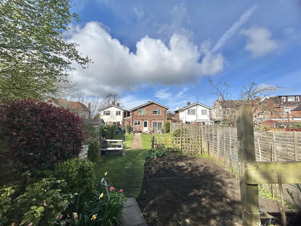 Grange Road, Gloucester GL4 4 bed link detached house for sale £410,000
