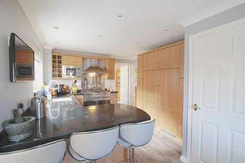 10 Farriers Drive, Billericay, CM12 0XZ