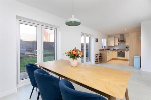 16 Castle Hedingham, Trowbridge, BA14 6GS