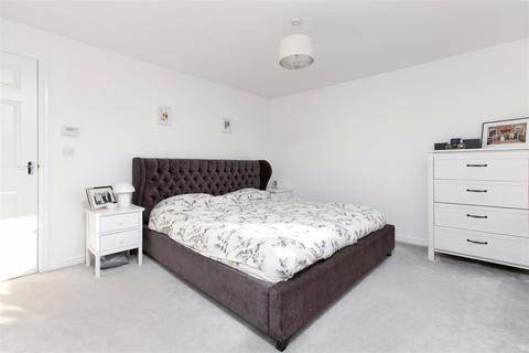 16 Castle Hedingham, Trowbridge, BA14 6GS