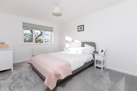 16 Castle Hedingham, Trowbridge, BA14 6GS