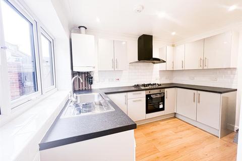 2 bedroom flat to rent, Diana Close, South Woodford