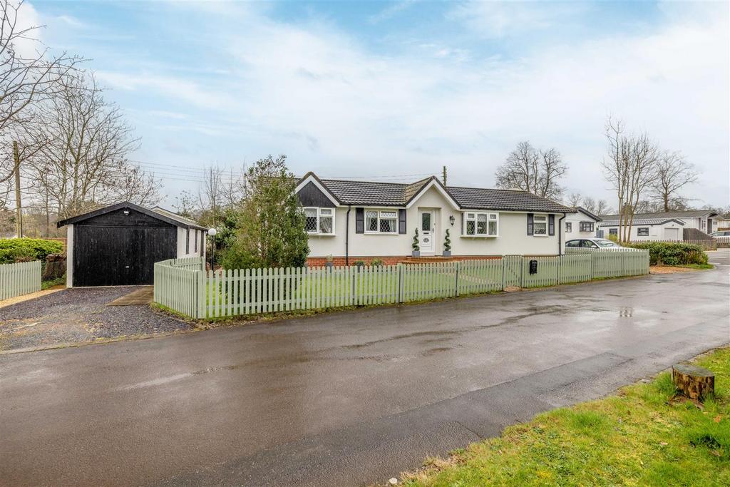 The Elms, Warfield Park, Bracknell 2 bed mobile home for sale £375,000
