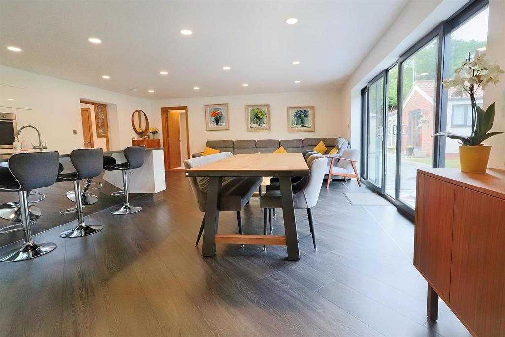 Feature open plan kitchen/diner/family room