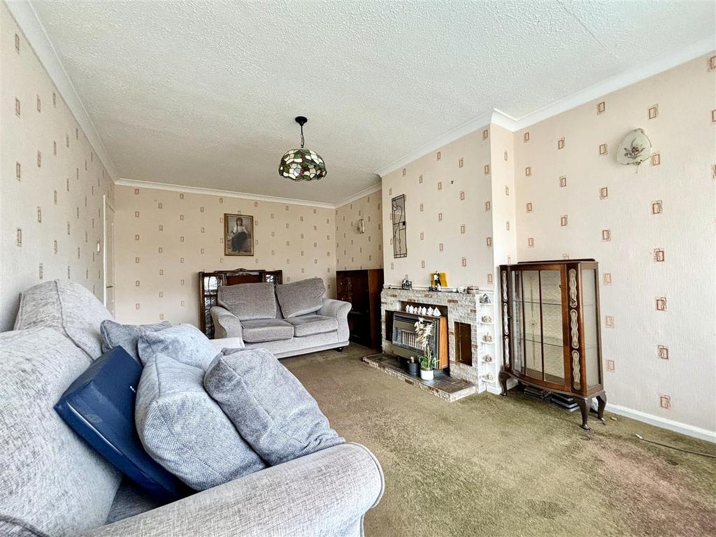 Whitecliffe Rise, Swillington, Leeds 3 bed semidetached bungalow for