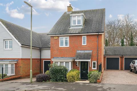 4 bedroom semi-detached house for sale, Oaktree Drive, Emsworth PO10