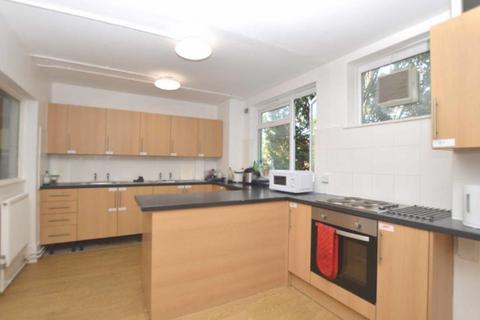 1 bedroom private hall to rent, Room 43 Martindale Court