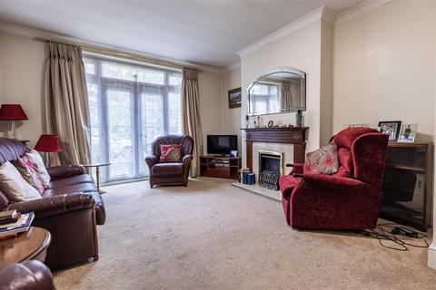 2 bedroom flat for sale, St Helens Court, Hemnall Street, Epping