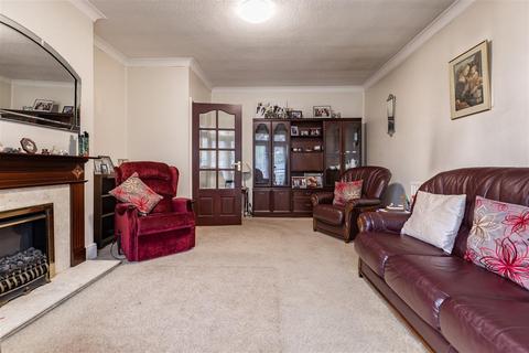 2 bedroom flat for sale, St Helens Court, Hemnall Street, Epping