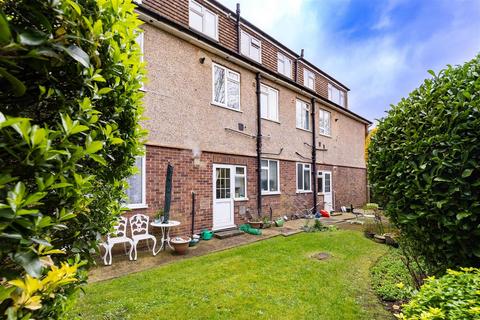 2 bedroom flat for sale, St Helens Court, Hemnall Street, Epping