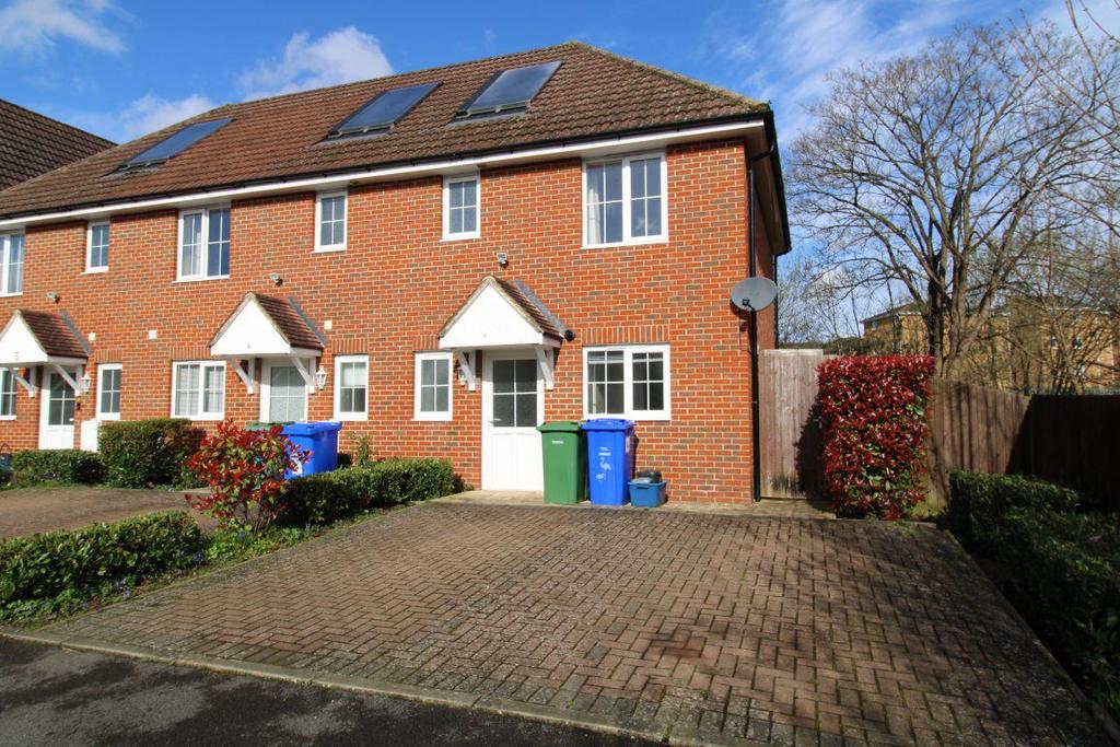 St Josephs Road, Aldershot GU12 2 bed terraced house £1,300 pcm (£300 pw)