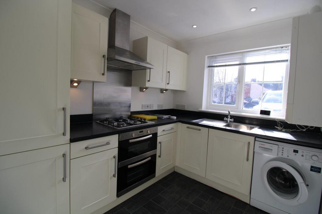 St Josephs Road, Aldershot GU12 2 bed terraced house £1,300 pcm (£300 pw)