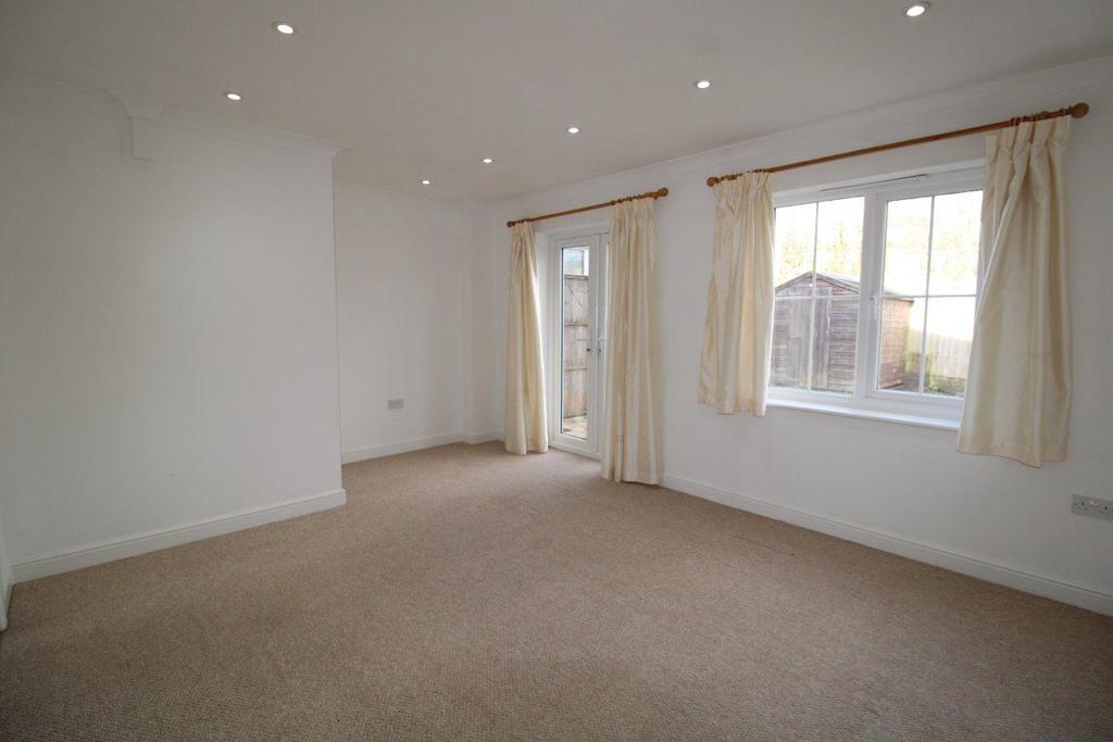 St Josephs Road, Aldershot GU12 2 bed terraced house £1,300 pcm (£300 pw)