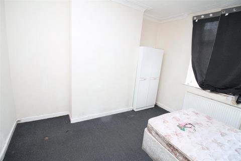 4 bedroom house to rent, Chisholm Street, Manchester M11