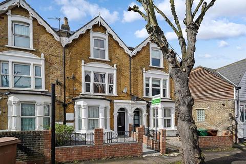 4b Queens Grove Road, London, E4 7BT
