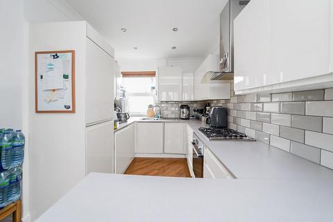 4b Queens Grove Road, London, E4 7BT