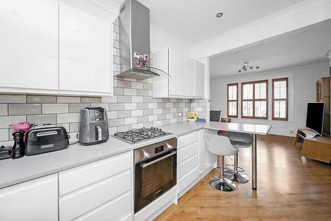 4b Queens Grove Road, London, E4 7BT