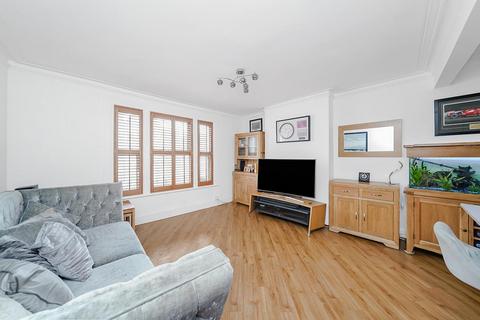 4b Queens Grove Road, London, E4 7BT