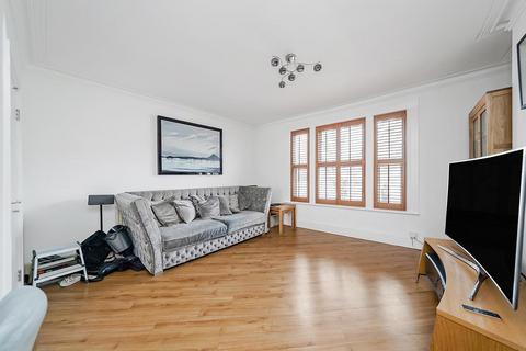 4b Queens Grove Road, London, E4 7BT