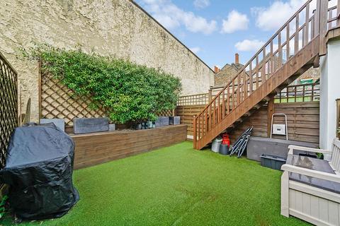 4b Queens Grove Road, London, E4 7BT