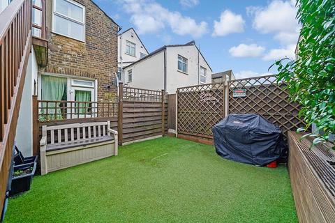 4b Queens Grove Road, London, E4 7BT
