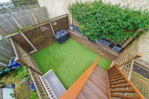 4b Queens Grove Road, London, E4 7BT