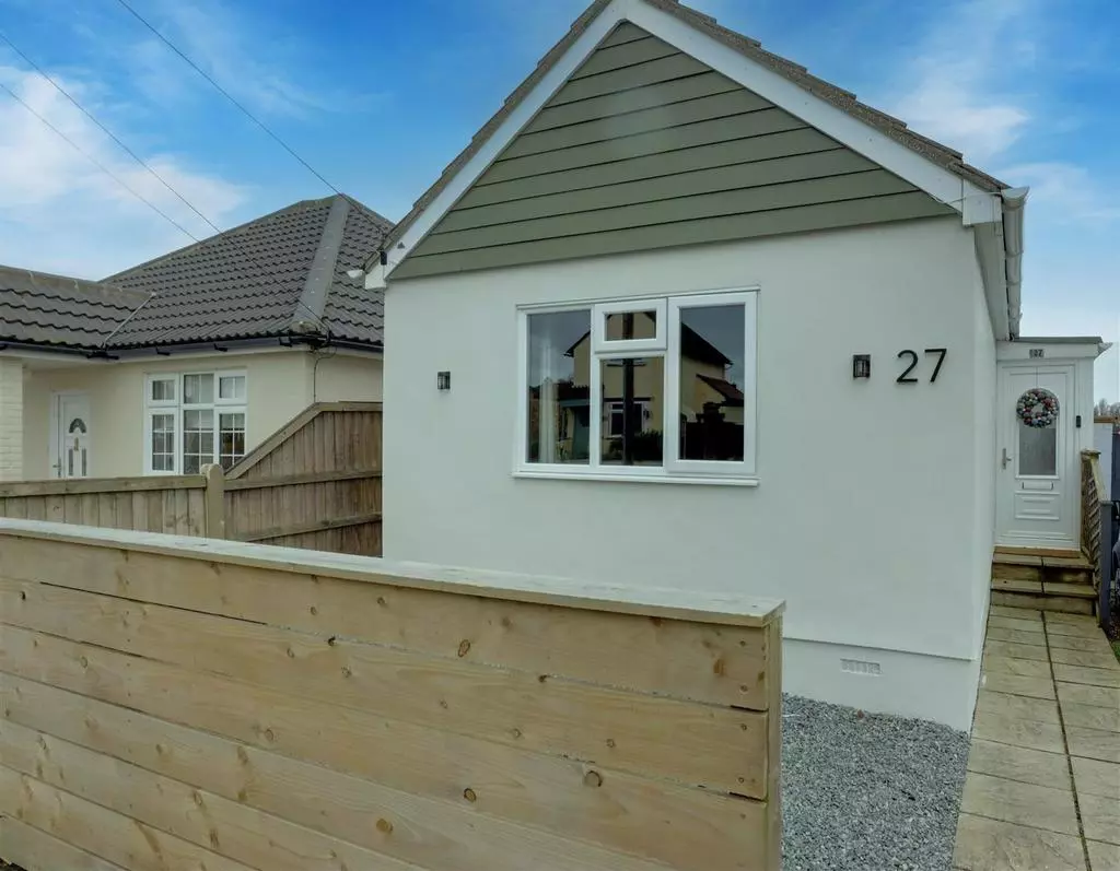 1 bedroom detached bungalow for sale