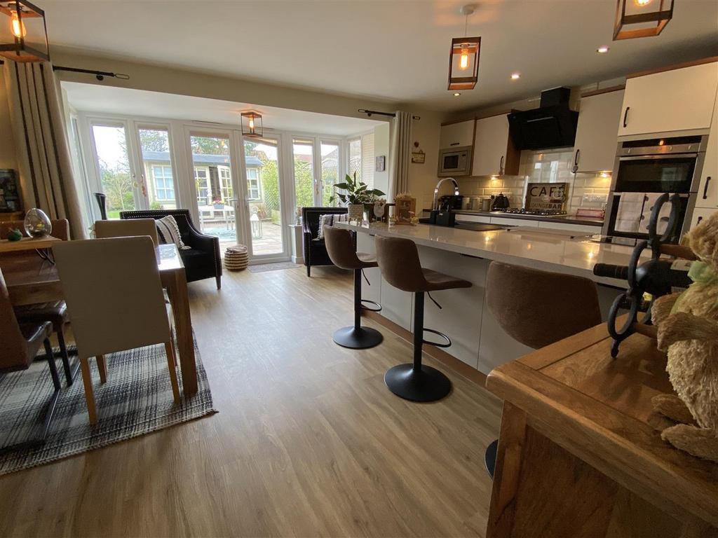 Fabulous fitted Kitchen &amp; family room