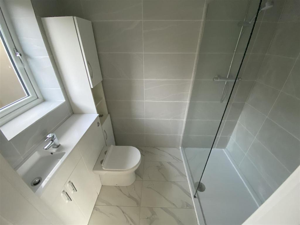 Fully tiled &amp; well equipped