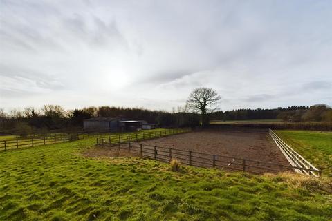 3 bedroom equestrian property for sale, Equestrian Facility with approx 17 acres Nr Kingsland