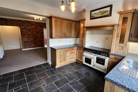 3 bedroom semi-detached house to rent, Station Road, Skelmanthorpe, Huddersfield