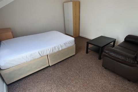 1 bedroom flat to rent, West Luton Place, Adamsdown, Cardiff