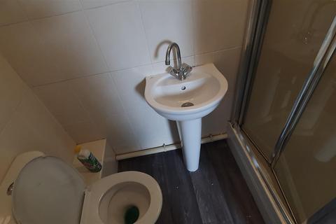 1 bedroom flat to rent, West Luton Place, Adamsdown, Cardiff