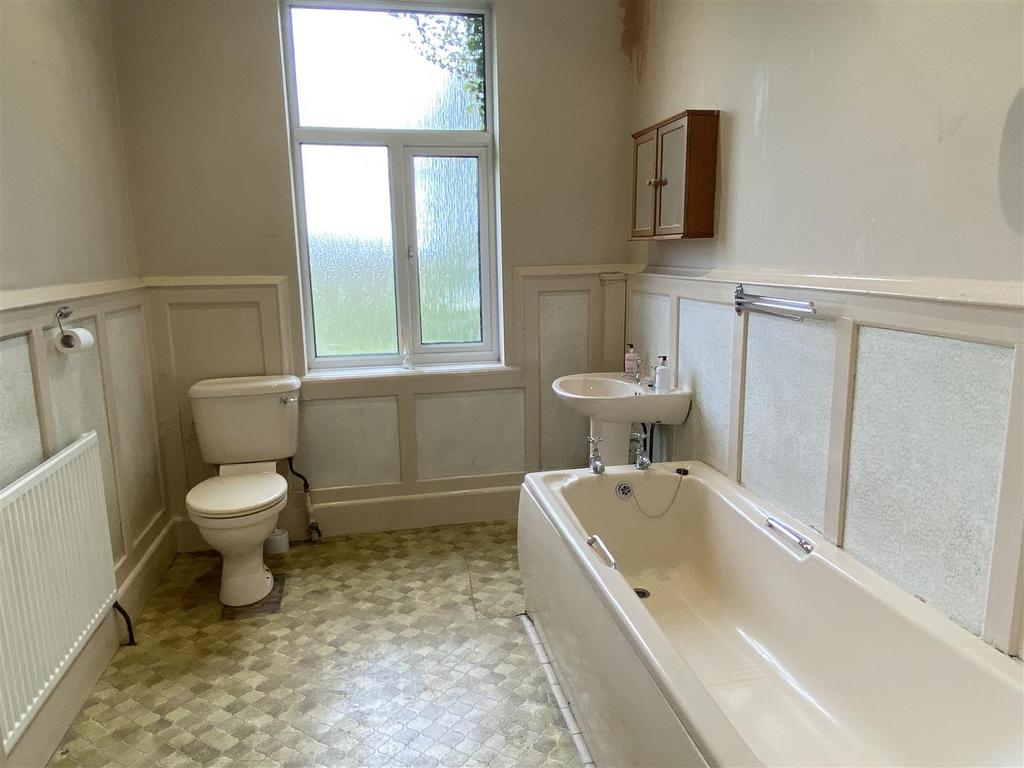 Ground floor bathroom requiring refurbishment