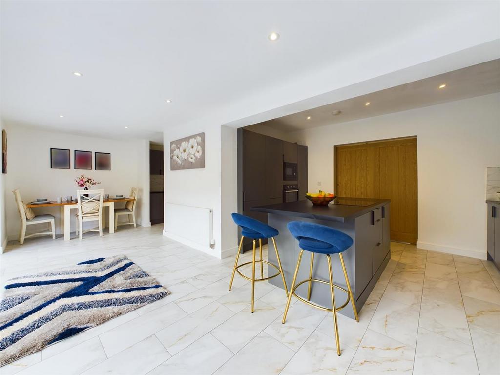 Lavington Drive, Longlevens, Gloucester 3 bed semidetached house for
