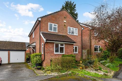 4 bedroom detached house to rent, Larcombe Road, Petersfield, Hampshire