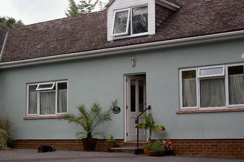 2 bedroom terraced house to rent, Lower Buckland Road, Lymington