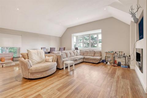 2 bedroom penthouse to rent, Albion Hill, Loughton IG10