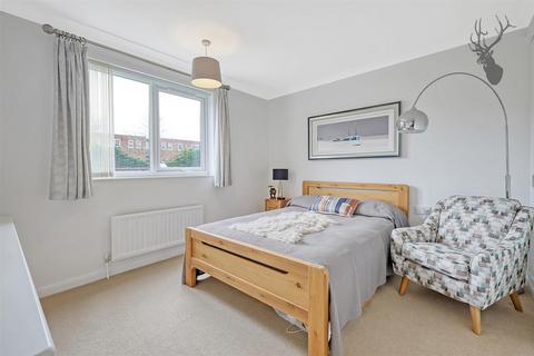 2 bedroom property for sale, Parkmore Close, Woodford Green IG8