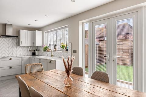 15 Firs Close, Folkestone, CT19 4HZ