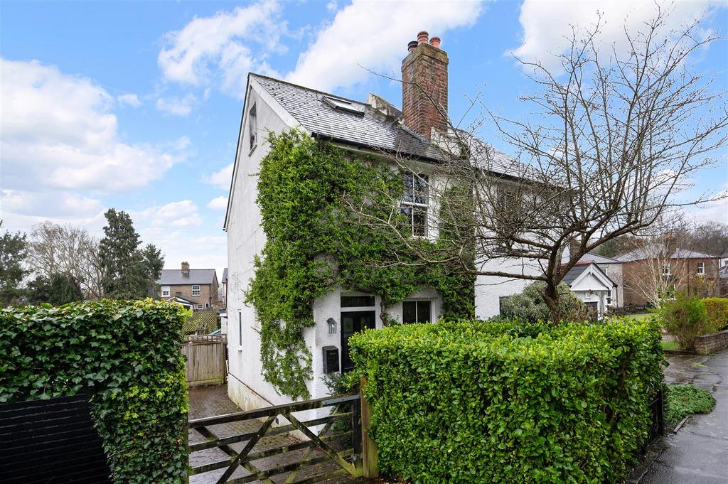 Bramble Walk, Epsom 3 bed semidetached house for sale £575,000