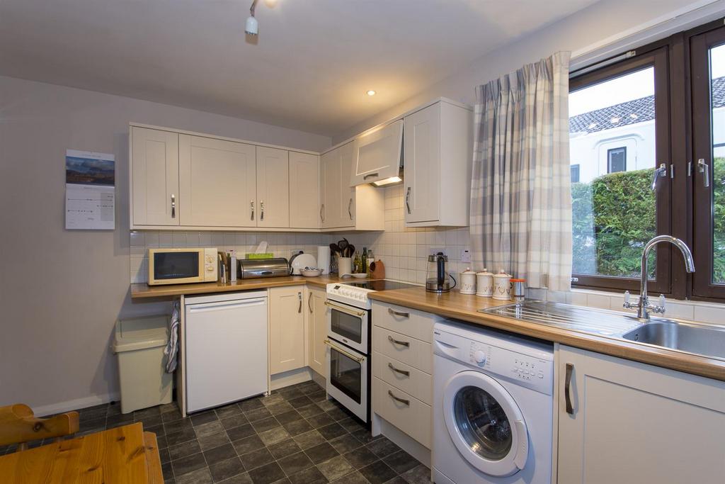 7 Kitchen 2.jpg