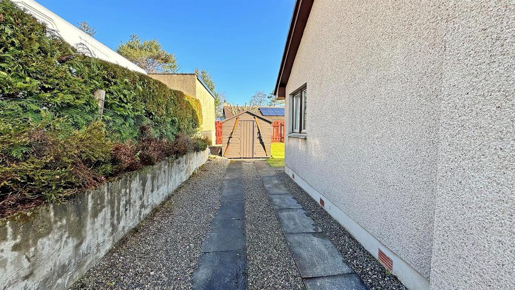 32 Birch Drive DRIVEWAY.jpg