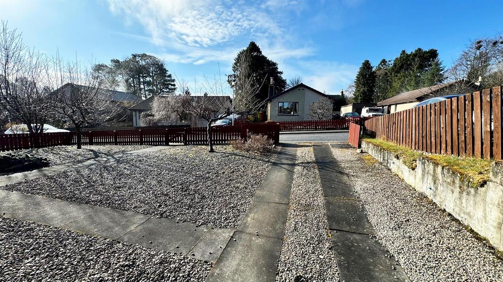32 Birch Drive FRONT GARDEN.jpg