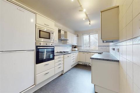 3 bedroom flat to rent, Holders Hill Road, London