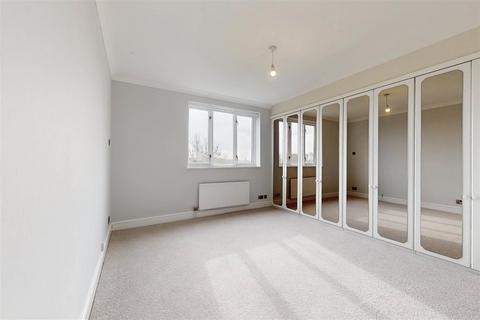 3 bedroom flat to rent, Holders Hill Road, London