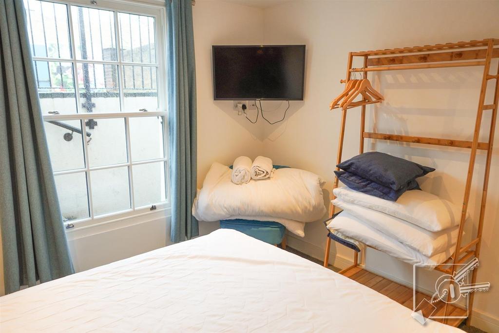 7b bedroom