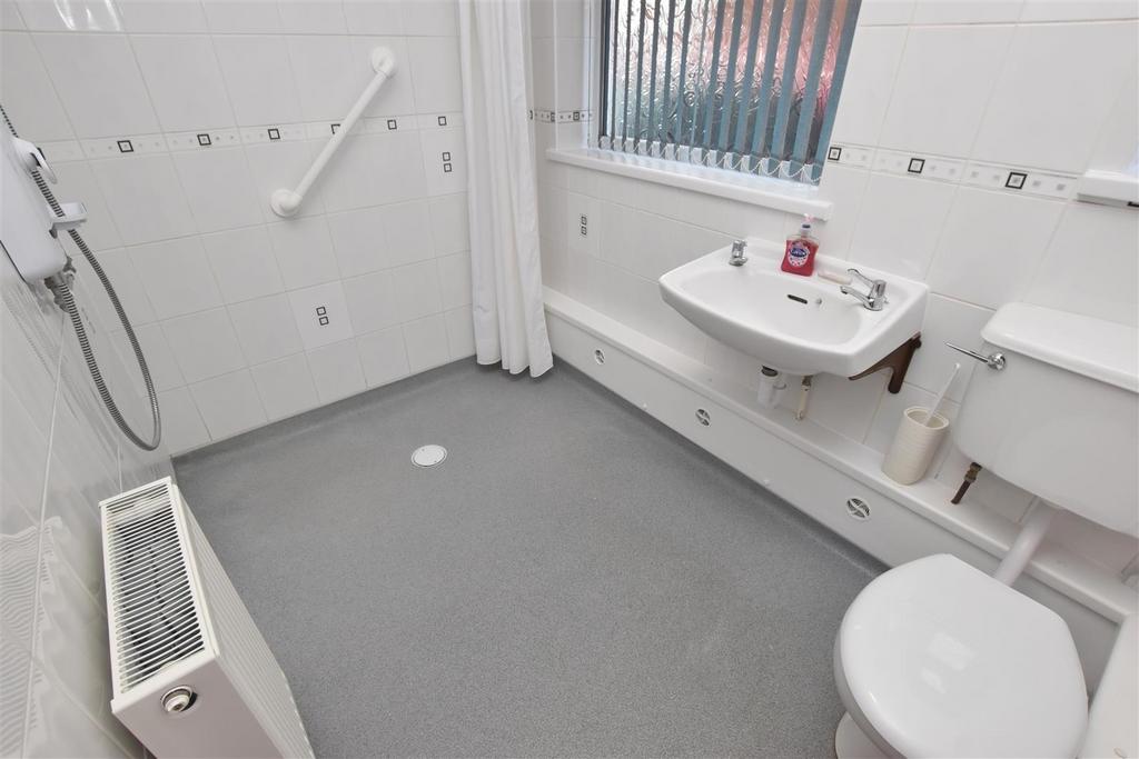Wet room (ground floor)