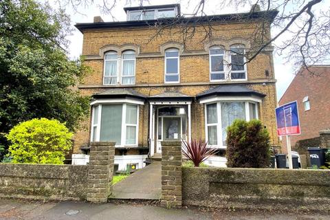 Flat 3b, 3 Glen View, Gravesend, DA12 1LP
